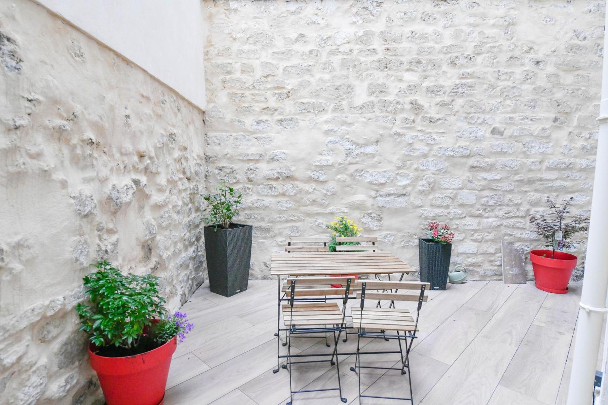 Le Charme De Montmartre - Parking Gratuit - Patio Prive-sacre-coeur -metro Anvers Apartment *