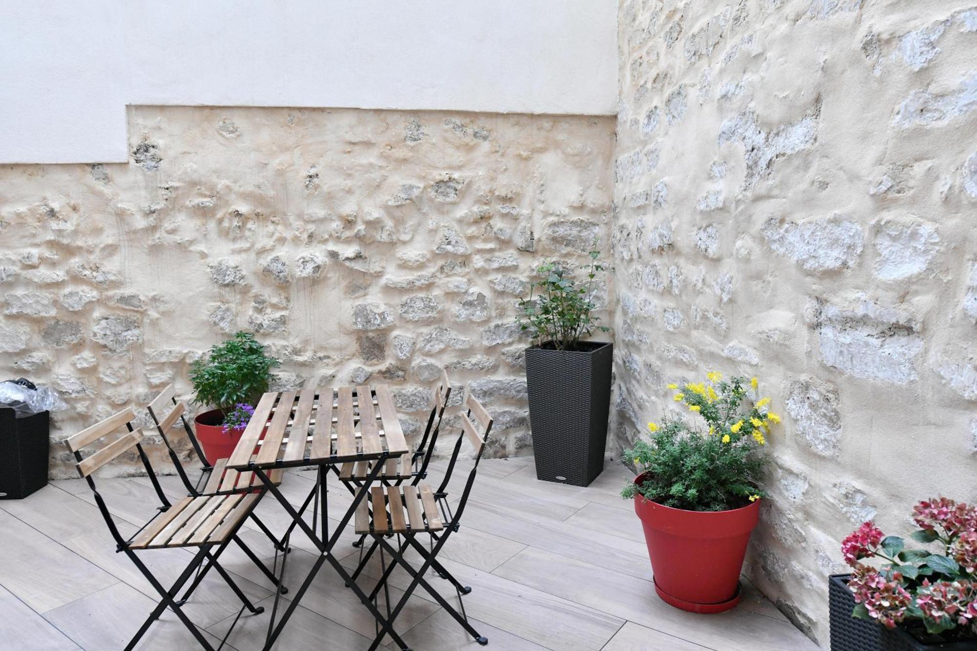 Le Charme De Montmartre - Parking Gratuit - Patio Prive-sacre-coeur -metro Anvers Apartment *